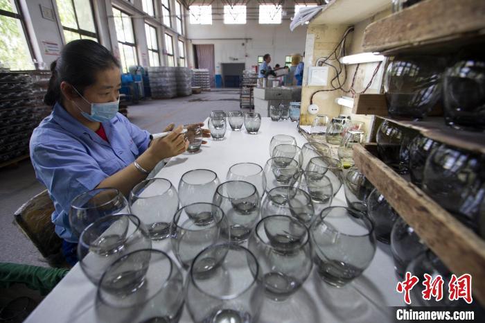 "互联网 智能工厂":"中国玻璃器皿之都"擦亮金字招牌